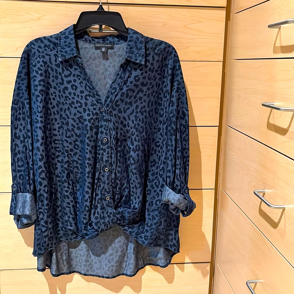 COPY - Saks Fifth Ave on-trend denim leopard print gorgeous blouse. SFA brand